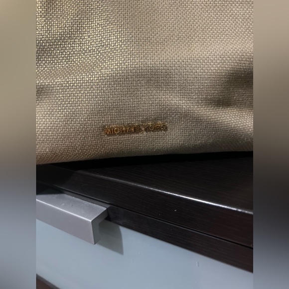 In Excellent Condition Michael Kors Raven Large Raven Gold Leather Shoulder Bag - Picture 3 of 9